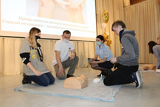Барнаульских школьников научили оказанию первой помощи при дорожно-транспортных происшествиях