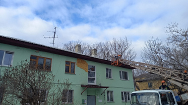 В Барнауле очищают кровли аварийных домов