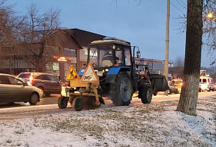 На дорогах Барнаула работают более сорока единиц зимней техники 