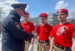 В Барнауле школьникам напомнили о правилах безопасности на дорогах и вручили светоотражающие брелоки