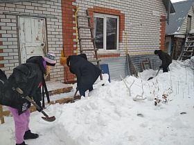 Общественники и волонтеры оказывают помощь жителям Барнаула с инвалидностью