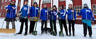Барнаульские студенты помогают в очистке пешеходных зон от снега и наледи