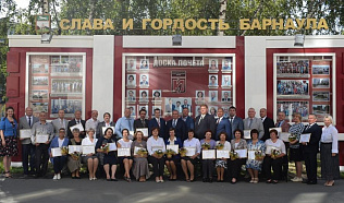 В Барнауле торжественно открывают обновленные Доски Почета