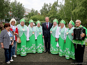 Губернатор Виктор Томенко поддержал инициативы «серебряных» волонтеров Алтайского края 