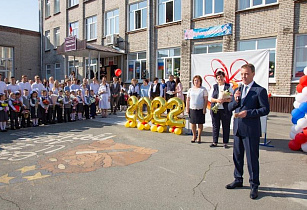 Вячеслав Франк поздравил учеников барнаульской гимназии №45 с Днем знаний
