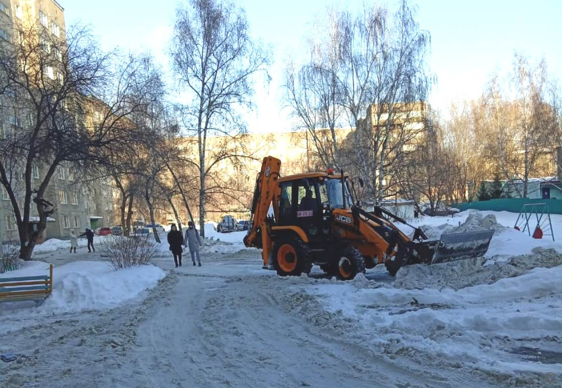 В Ленинском районе активно ведутся работы по очистке и вывозу снега БАРНАУЛ  :: Официальный сайт города