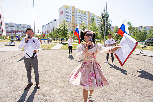 В День России во дворах Барнаула проходят мобильные концерты 