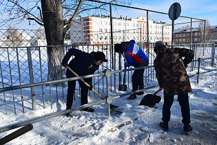Проведена акция по очистке от снега пешеходной дорожки к школе №51
