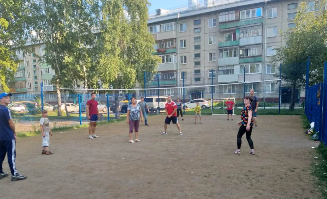 Ко Дню физкультурника в Ленинском районе поиграли в волейбол и вручили  награды за вклад в развитие физической культуры и спорта БАРНАУЛ ::  Официальный сайт города