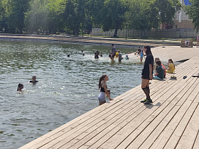Барнаульцам напоминают: в пруду парка «Изумрудный» купаться запрещено