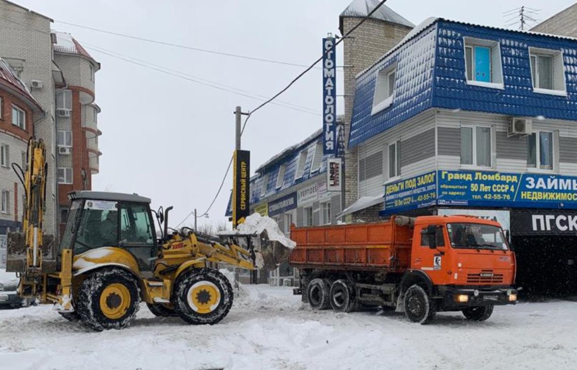 Предприятия Ленинского района предоставляют технику для борьбы со снежными  заносами | 02.03.2021 | Барнаул - БезФормата