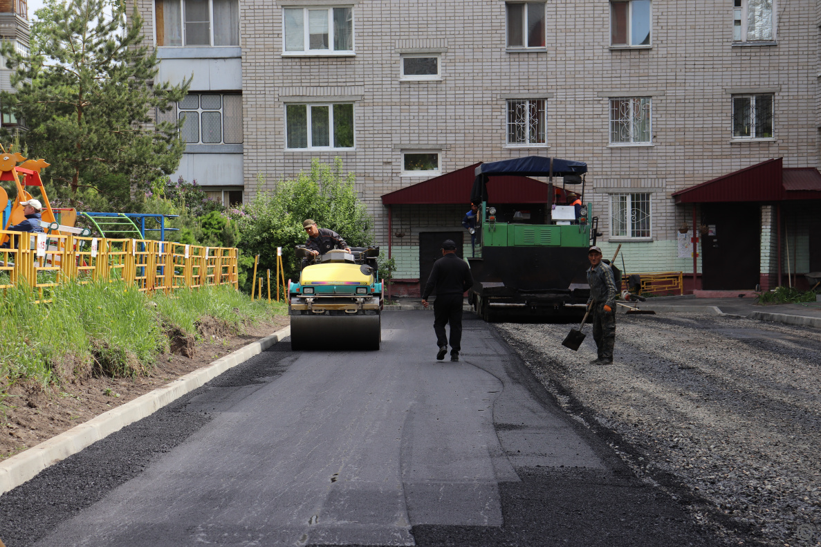 Во дворе по ул.Молодежной,62а приступили к асфальтированию проездов и  тротуаров БАРНАУЛ :: Официальный сайт города