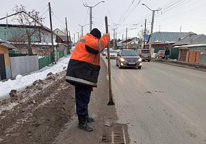 В Барнауле рабочие бригады МБУ «Автодорстрой» приводят ливнеприемные колодцы в рабочее состояние