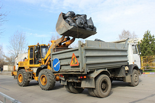 40 машин мусора и более 180 тонн придорожного смета вывезли барнаульские дорожники на полигон во время субботника