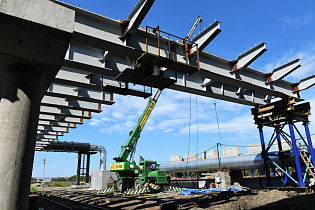На большом путепроводе по проспекту Ленина завершен монтаж первого пролетного строения 