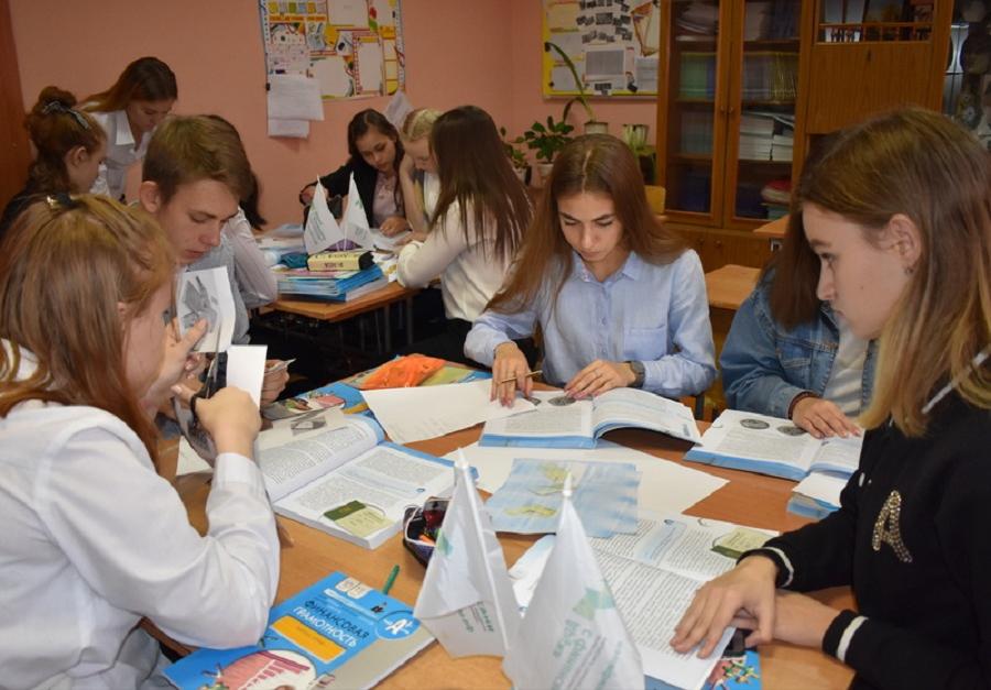 В школах Барнаула проводят открытые уроки по финансовой грамотности с использованием новых учебно-методических комплектов