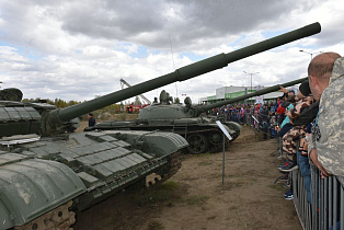 В Барнауле состоялось показательное выступление бронетанковой техники