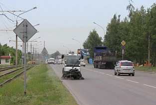 В санитарной уборке дорог Барнаула 25 мая задействованы 122 единицы спецтехники
