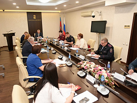 В администрации города обсудили организацию новогодних представлений для младших школьников