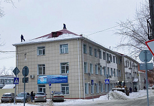 Очистка кровель от снега и наледи - на контроле администрации Центрального района Барнаула