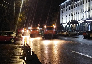 Ночью на улицах Барнаула проводилась посыпка и очистка дорог 
