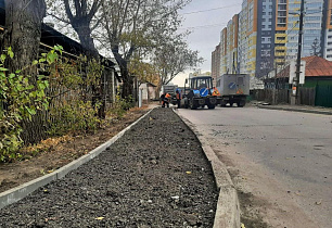 По переулку Ядринцева в Барнауле из-за строительства тротуара ограничили движение