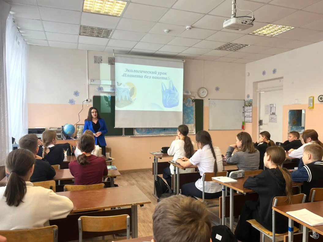 Для барнаульских шестиклассников провели экоурок «Планета без пакета» 