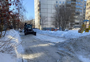 В Барнауле дорожники продолжают очищать городские улицы от снега и наледи 