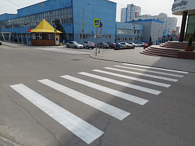Дорожники Барнаула продолжают обновлять разметку на улицах города