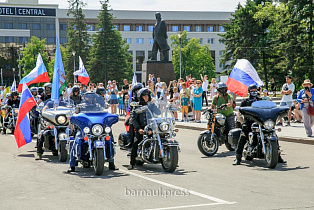 Мотопробег и торжественное построение войск прошли в Барнауле в рамках Дня России
