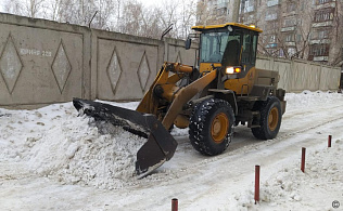 В районах Барнаула продолжается очистка дворовых территорий и межквартальных проездов от снега и наледи