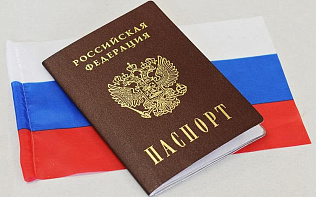 В День Государственного флага юным барнаульцам торжественно вручили их первые паспорта