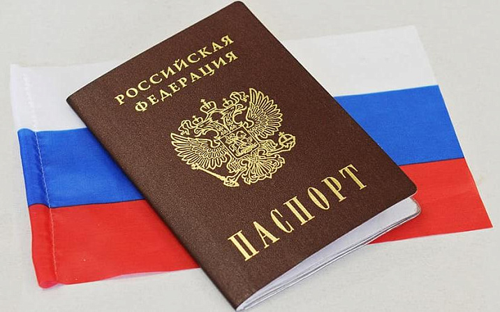 В День Государственного флага юным барнаульцам торжественно вручили их первые паспорта