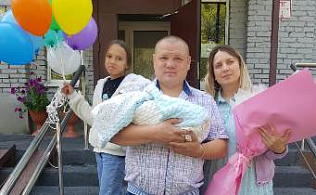 В отделе ЗАГС № 3 Ленинского района Барнаула проведено чествование 900-го новорожденного, зарегистрированного в 2022 году