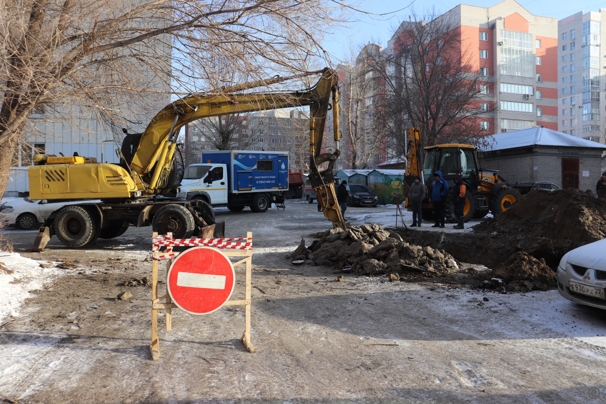 В Железнодорожном районе Барнаула устраняют повреждение на водопроводной  сети по улице Северо-Западной | 03.12.2022 | Барнаул - БезФормата