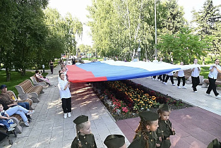 Масштабным патриотическим праздником завершился День Российского флага в Барнауле
