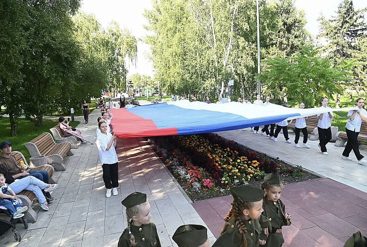 Масштабным патриотическим праздником завершился День Российского флага в Барнауле