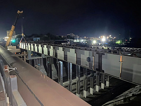 На мосту на проспекте Ленина смонтировали первую 48-метровую балку пролета 