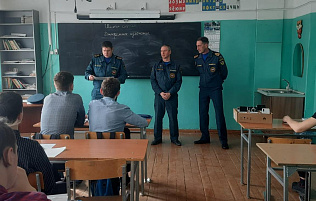 В барнаульской школе №6 прошли беседы, посвященные правилам поведения на льду и пожарной безопасности
