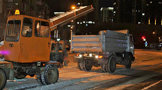 В ночь на 30 декабря в Барнауле вывозили снег с проспектов Социалистического, Строителей, улиц Телефонной, Шукшина