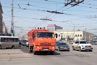 Дорожная служба продолжает санитарную очистку улиц Барнаула