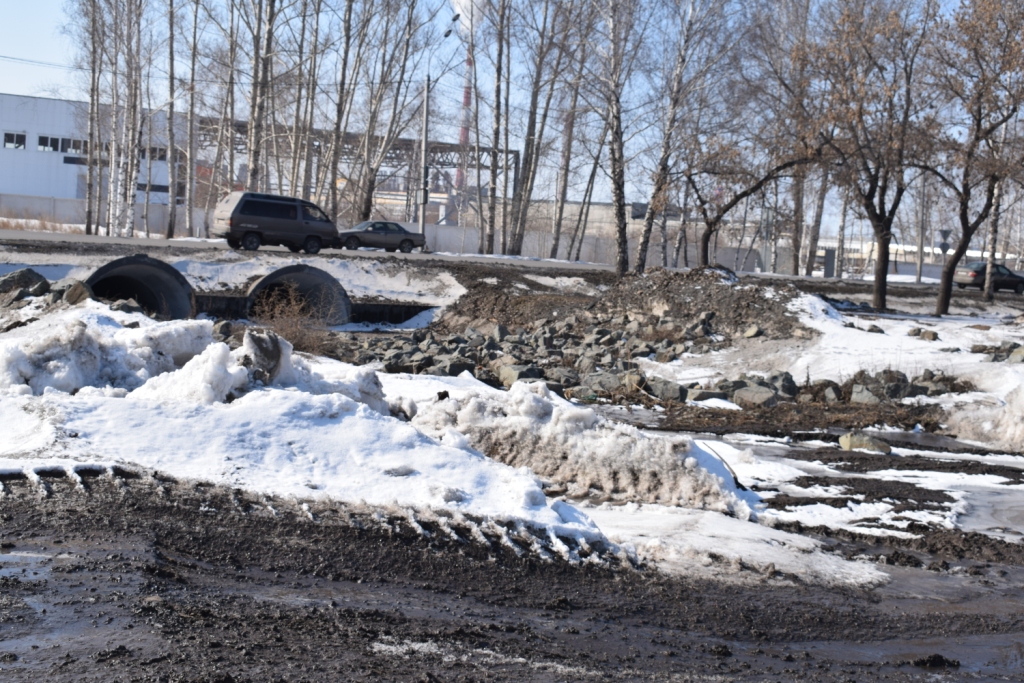 В Барнауле прочистили водопропускное устройство на пересечении улицы Просторной с Павловским трактом