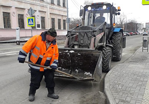 «Автодорстрой» проводит весенние работы на дорогах и тротуарах Барнаула