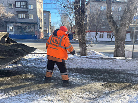 Дорожные службы в Барнауле посыпают песком тротуары