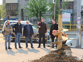 Замглавы города Антон Шеломенцев проконтролировал начало работ по строительству разворотного трамвайного кольца