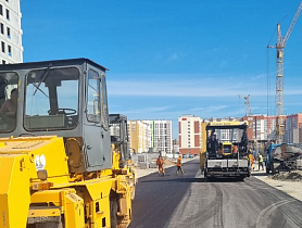 На улице Христенко в Барнауле завершается укладка нижнего слоя асфальта