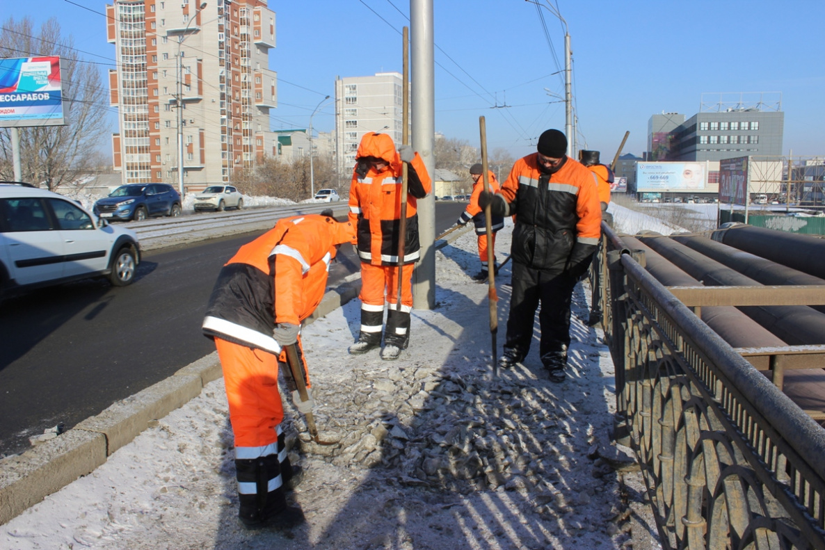 Барнаульские дорожники ежедневно посыпают тротуары песком БАРНАУЛ ::  Официальный сайт города