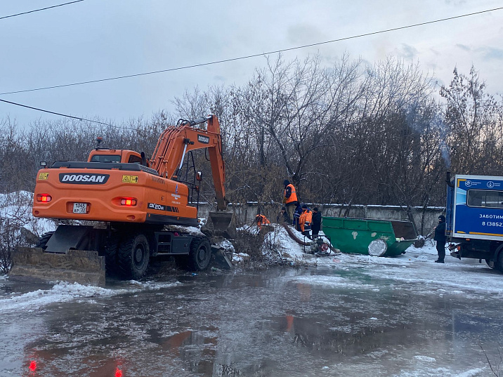 «Росводоканал Барнаул» продолжает работы по устранению повреждения в Центральном районе