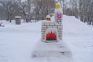 Жильцы барнаульской многоэтажки возвели во дворе новогодний городок с русской печью и сказочными персонажами из снега
