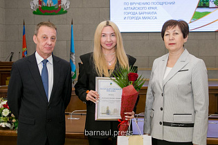 В администрации Барнаула вручили награды за оказание помощи бойцам СВО 
